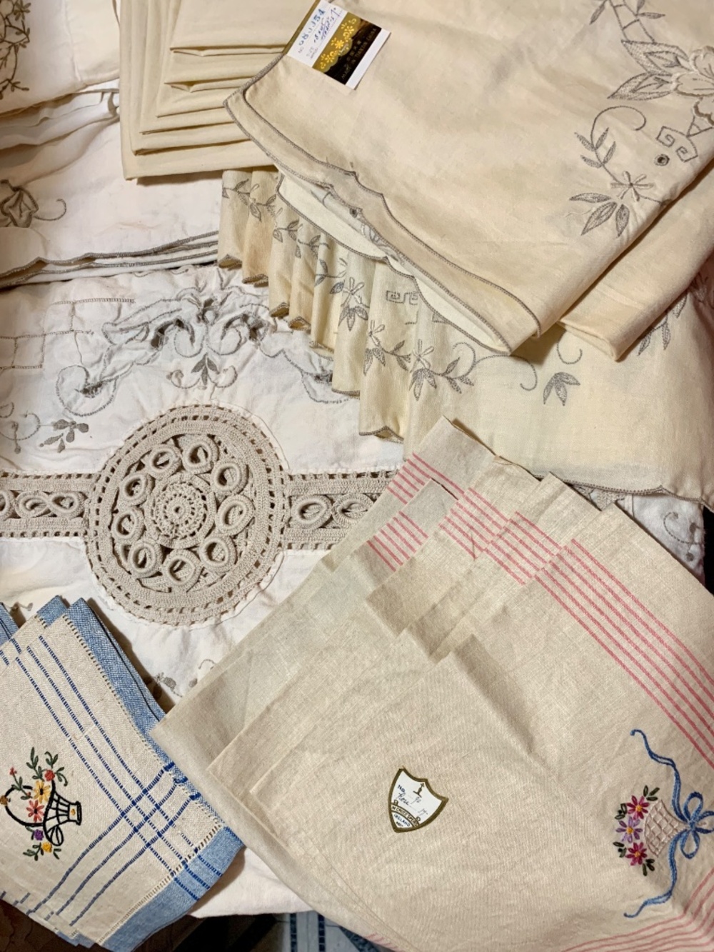 Lot Vintage Embroidered Crocheted Tablecloth Runners Napkins Craft Upcycle Use - Picture 5 of 6